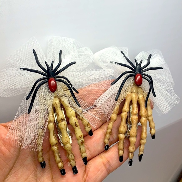 3” creepy hair clips skeleton hands with black widow spider 🕷 made by me NEW - Picture 1 of 17
